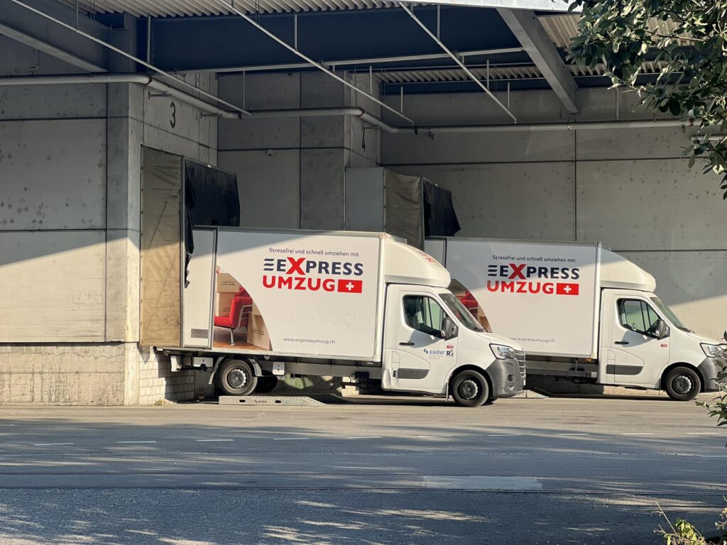 Ausladen während des Firmenumzugs bei einer Anlieferungsrampe im Industriegebiet
