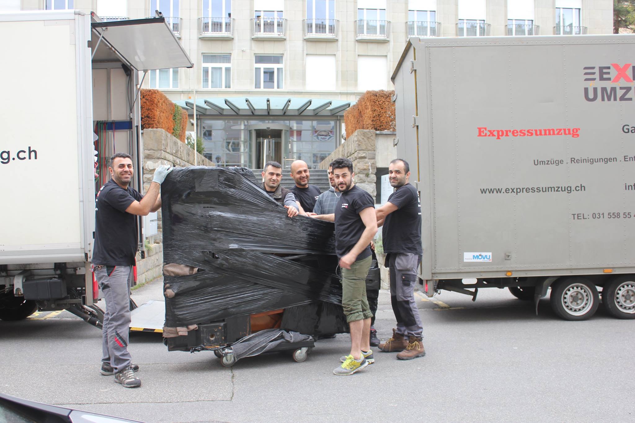 Team von Umzugfirma in Bern mit verpacktem Möbel