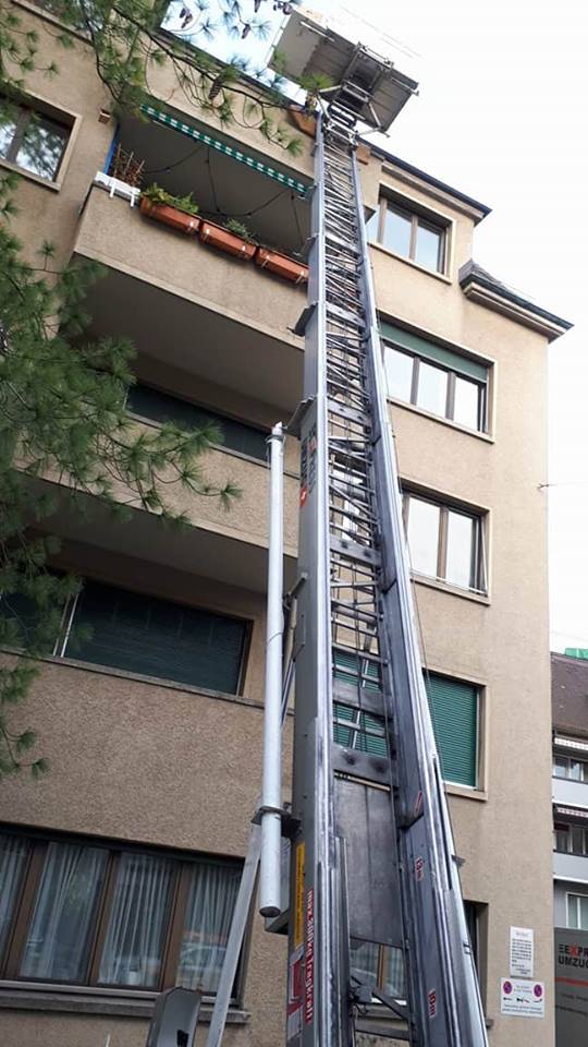 Möbel wird in Soloturn aus einem Block transportert