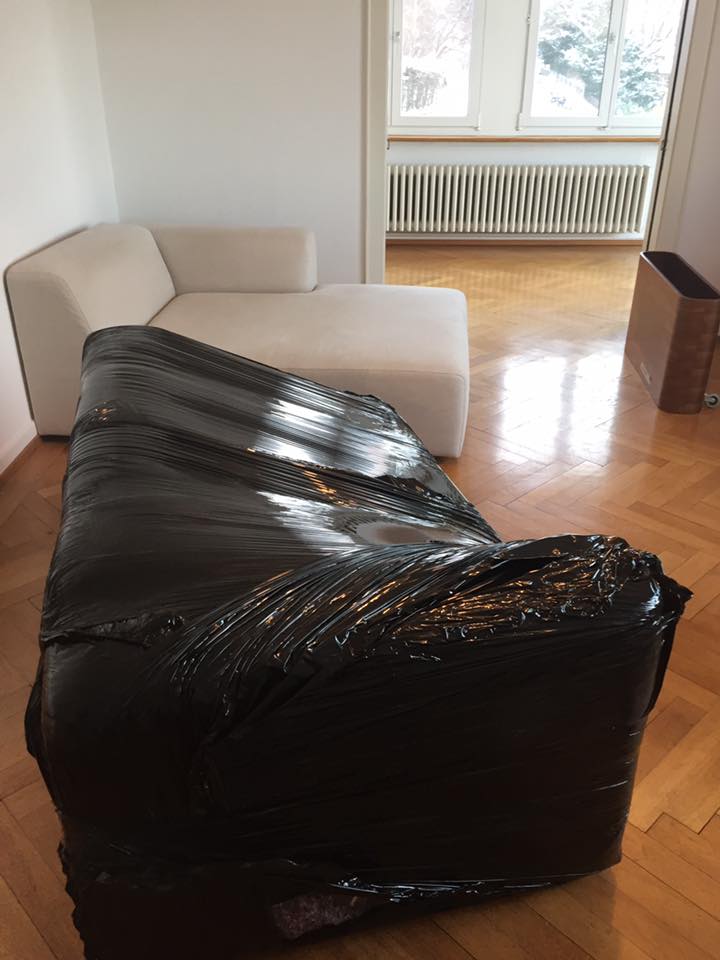 Eingepacktes und sorgfältig geschütztes Sofa in Thun
